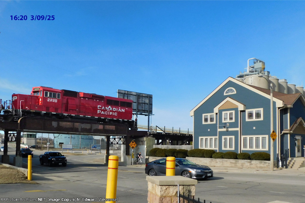  Local on 'the elevatiion' above KK Avenue with 9 cars for Jones Island at the harbor